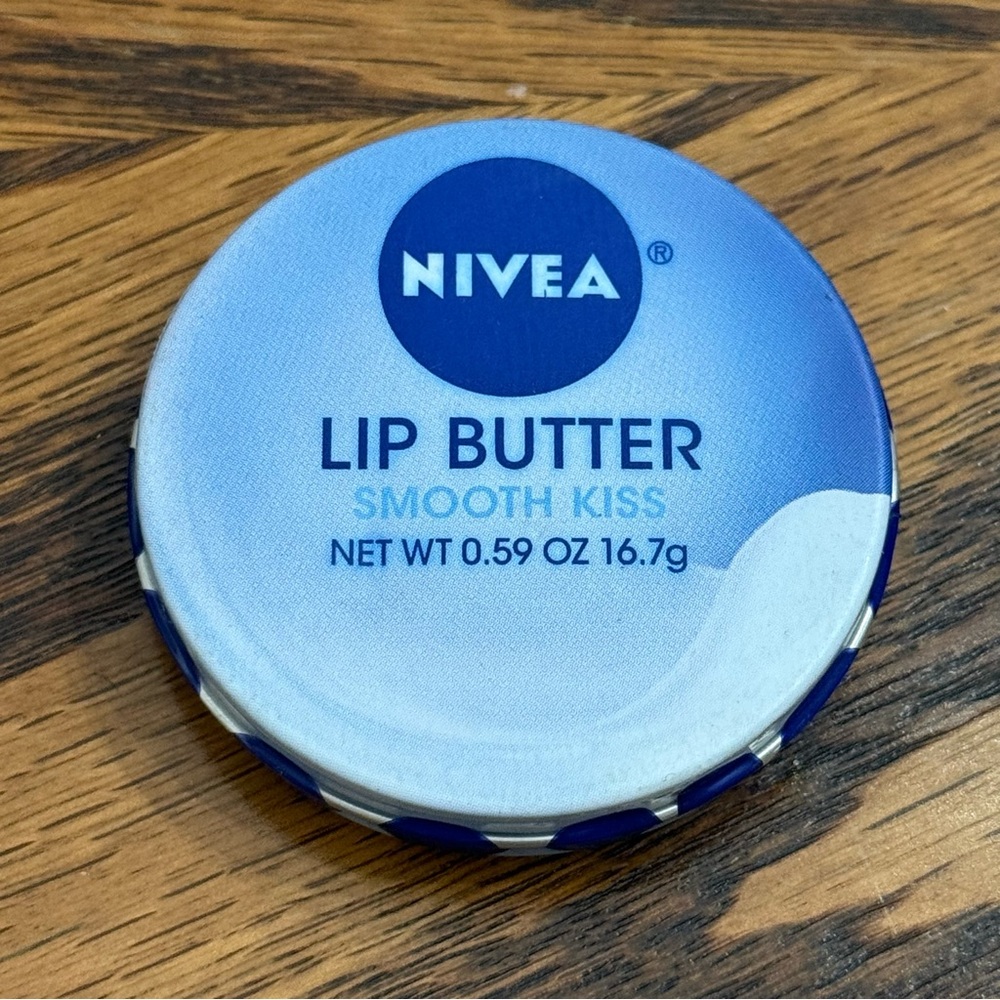 NIVEA Lip Butter Smooth Kiss NEW SEALED